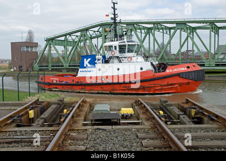 Stazione ponte girevole in posizione aperta per lasciar tug passare attraverso al porto di Bremerhaven, Germania. Foto Stock