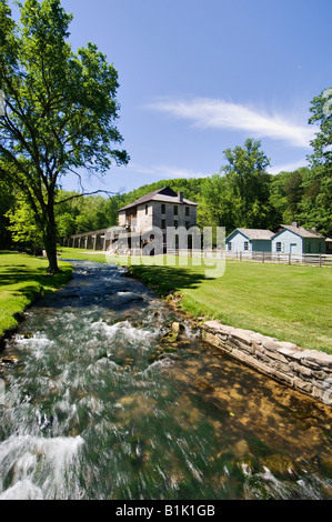 Grist Mill Stream e villaggio di pionieri nella primavera del Mulino parco dello Stato Lawrence County Indiana Foto Stock