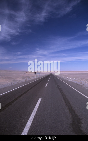 Piccola casa accanto alla strada che attraversa il deserto di Atacama fuori Toconao, vicino a San Pedro de Atacama, Cile Foto Stock