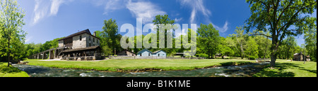 Panorama di Grist Mill e il villaggio di pionieri nella primavera del Mulino parco dello Stato Lawrence County Indiana Foto Stock