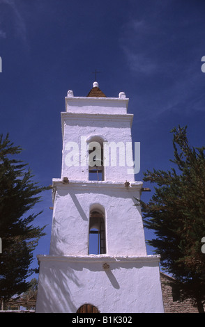 Campanile della chiesa nella piazza principale di Toconao, vicino a San Pedro de Atacama, Cile Foto Stock