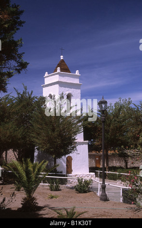 Campanile della chiesa nella piazza principale di Toconao, vicino a San Pedro de Atacama, Cile Foto Stock