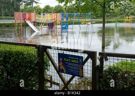 Le acque di esondazione svuotare il campo giochi per bambini Abingdon Road Oxford 25 Luglio 2007 Foto Stock