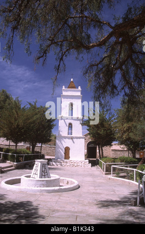 Il campanile della chiesa nella piazza principale di Toconao, vicino a San Pedro de Atacama, Cile Foto Stock