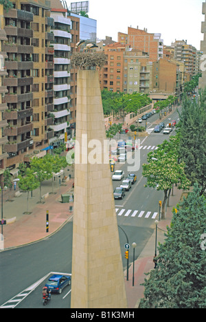 Unione Cicogna bianca (Ciconia ciconia) sul nido sulla sommità del monumento - Spagna Foto Stock