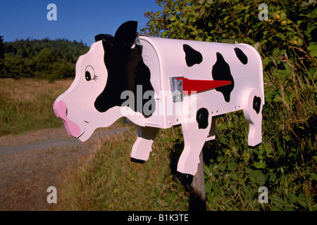 Whimsical insolita artistiche Arte Folk mucca Mailbox sul Nord Pender isola, a sud le isole del golfo, BC, British Columbia, Canada Foto Stock