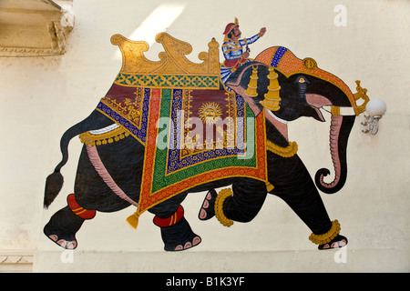 Una pittura di un elefante e cavaliere della parete del palazzo di città di Udaipur Rajasthan in India Foto Stock