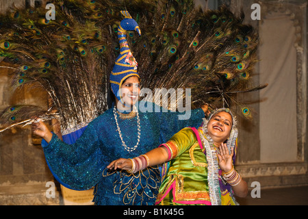 Rajasthani donne eseguire il pavone danza al BAGORE KI HAVELI in Udaipur Rajasthan in India Foto Stock