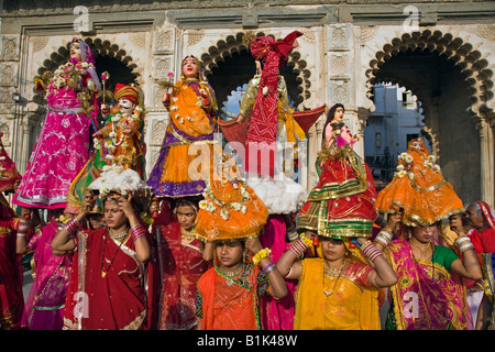 Rajasthani donne portano le effigi di Shiva e di sua moglie Parvati presso il festival di GANGUR O IL FESTIVAL DI MEWAR in Udaipur RAJASTHAN Foto Stock