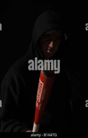 Felpa con cappuccio che indossa il thug adolescenti con la mazza da baseball Foto Stock