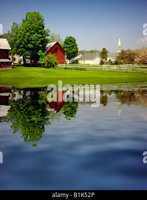 Borgo agricolo di Moretown Vermont USA riflette in stagno Foto Stock