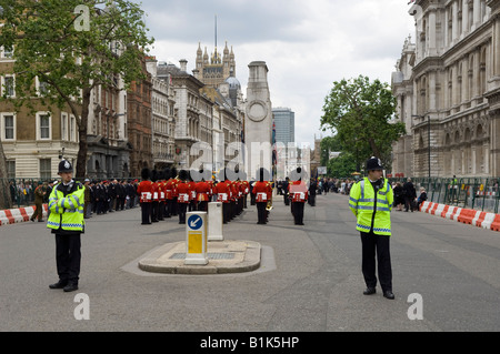 La polizia di guardia a ricordo parade presso il Cenotafio memoriale per i gloriosi morti delle due guerre mondiali in Whitehall, Londra. Foto Stock