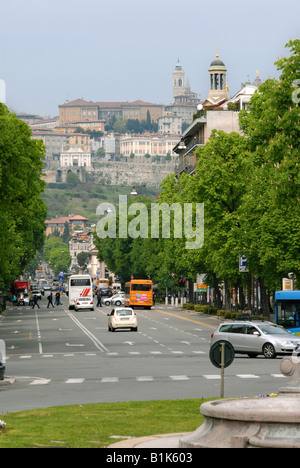 Pic da Theo Moye 17.04.08 Bergamo Alta, visto lungo Viale Papa Giovanni XXII, Bergamo, Lombardia, Italia. Foto Stock