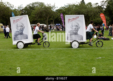 Gli attori in kilt promuovendo il suo evento durante il Fringe Festival di Edimburgo Foto Stock