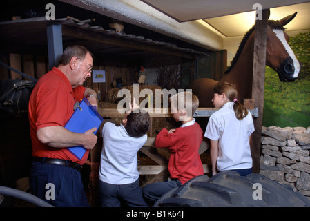 Scuola JUNIOR I BAMBINI VENGONO ISTRUITI IN SICUREZZA DA CORTILE PRESSO LE COMPETENZE DI VITA DI APPRENDIMENTO PER VIVERE CORSO A BRISTOL S CREARE CENTR Foto Stock