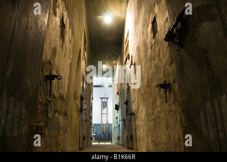 Ghigliottina sul display in Hoa Lo carcere o Maison Centrale, Hanoi, Vietnam Foto Stock