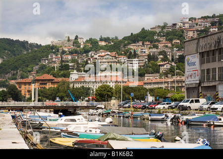 Rijeka CROAZIA Europa vista lungo il fiume Oskocka wharf con barche ormeggiate in centro città a Trsat castello sulla collina Foto Stock