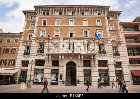 Rijeka CROAZIA Korzo pedonale strada con persone e negozi in elegante vecchio Grad Rijeka edificio in centro città Foto Stock