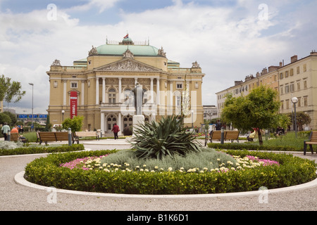 Il Teatro Nazionale e la Opera House Edificio da giardini nel centro della città di Fiume Istria Croazia Europa Foto Stock