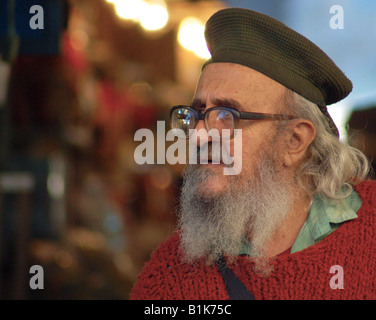 Un anziano uomo barbuto fa il suo modo attraverso il Jewish Mahane Yehuda Market a Gerusalemme, Israele. Foto Stock