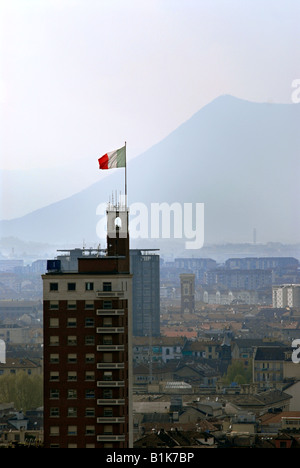 La bandiera italiana, il Tricolore, vola sulla cima di uno degli edifici più alti di Torino, Piemonte, Italia. Foto Stock