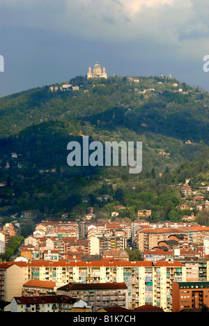 La città di Torino, Piemonte, Italia, con la Basilica di Superga, costruito dall'architetto Filippo Juvarra, sulla collina in background. Foto Stock