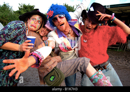 Un gruppo di amici in uscita godere del loro tempo insieme al famoso festival di Glastonbury nel Somerset, Inghilterra. Foto Stock