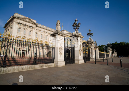 Parte anteriore del Buckingham Palace su una soleggiata mattina d'estate Londra Inghilterra REGNO UNITO Foto Stock