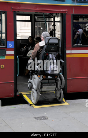 Vista posteriore persona disabile che utilizza giroscopio bilanciato iBOT Mobility System motorizzazione sedia a rotelle a bordo di un autobus utilizzando una rampa Londra Inghilterra Regno Unito Foto Stock