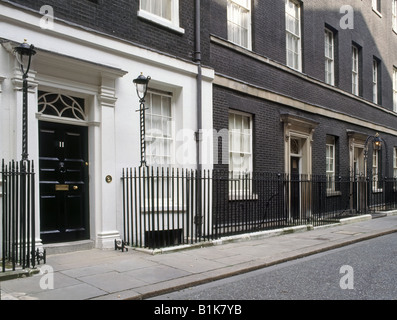 11 Downing Street porta a residenza ufficiale del Cancelliere dello scacchiere con numero 10 al di là di Londra Inghilterra REGNO UNITO Foto Stock