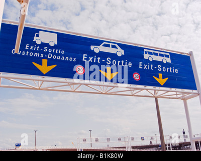 I segnali stradali a Calais traghetto Francia Foto Stock