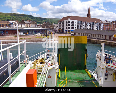 A bordo il Largs a Millport Ferry LINEE M.T. Loch Shira come lei si avvicina il Largs scalo Foto Stock