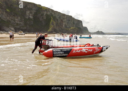 Royal Marines Commando Zapcat barca 'Go Commando' essendo preparato per un round del Zapcat Campionato Nazionale a Watergate Bay Foto Stock
