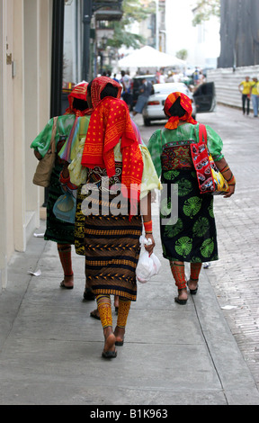 Kuna femmina o cuna indiani a camminare su una strada della città di Panama Foto Stock