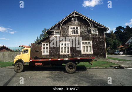Camion a pianale vecchio stile parcheggiato all'esterno della tradizionale casa in legno, Puerto Varas, Región de Los Lagos, Cile Foto Stock