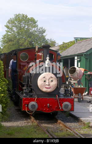 Talyllyn Railway loco n. 3 sotto le mentite spoglie di 'Sir Handel' per un bambini 'Duncan giorno' evento passa Pendre stazione, Tywyn. Foto Stock