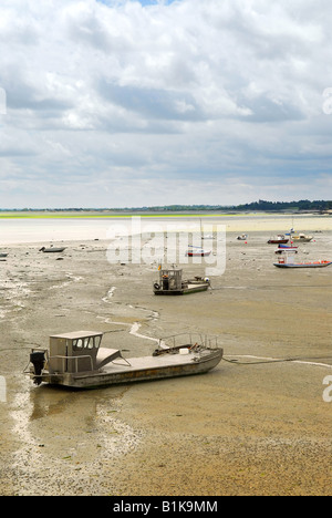 Barche da pesca sul fondo dell'oceano con la bassa marea a Cancale Bretagna Francia Foto Stock