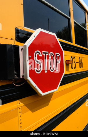 Il segnale di stop sul lato di una scuola pubblica bus una delle molte precauzioni di sicurezza adottate durante il trasporto di bambini di scuola Foto Stock