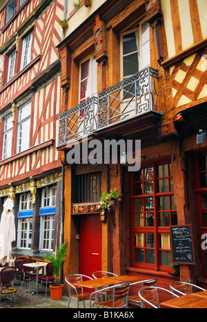 Antico borgo medievale a metà case con travi di legno a Rennes Francia Foto Stock