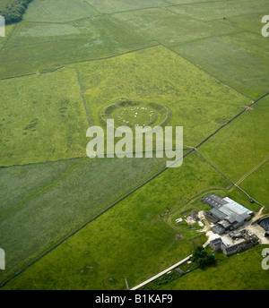 Arbor Henge bassa e il cerchio di pietra, Derbyshire, nell Inghilterra del Nord Foto Stock