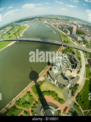 Veduta aerea di Duesseldorf, Germania. Il fiume Rhein separa il centro sulla destra da Oberkassel sulla sinistra Foto Stock