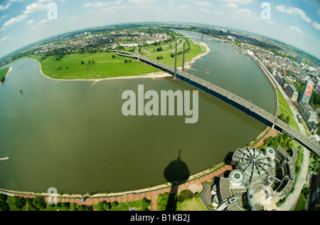 Veduta aerea di Duesseldorf, Germania. Il fiume Rhein separa il centro sulla destra da Oberkassel sulla sinistra Foto Stock
