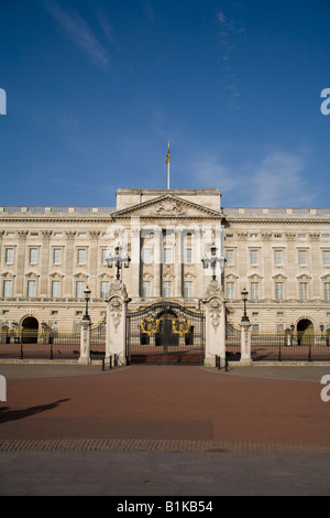 Cancello anteriore e di Buckingham Palace su una soleggiata mattina d'estate. Royal Standard mostra la regina in residence Foto Stock