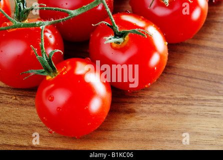 Pomodori freschi sul tavolo di legno duro Foto Stock