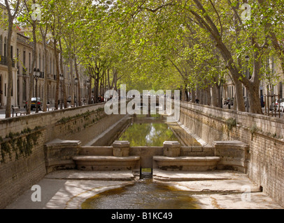 Quai de la Fontaine Nimes Francia Foto Stock