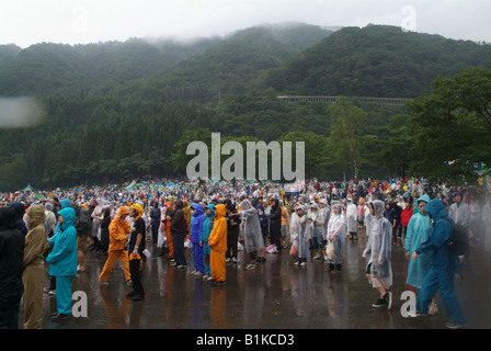 La folla guarda una banda eseguire sotto la pioggia al Fuji Rock Festival in Giappone Foto Stock