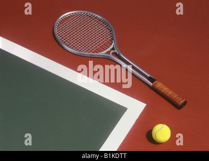 Racchetta da tennis e la sfera sulla Corte dettaglio Foto Stock