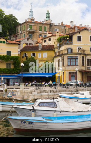 Volosko Istria Croazia barche ormeggiate nel pittoresco villaggio di pescatori del Golfo del Quarnero Gulf Coast Foto Stock