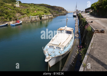 Amlwch Anglesey North Wales UK Giugno ormeggiate barche dal molo di porto vecchio in estate Foto Stock