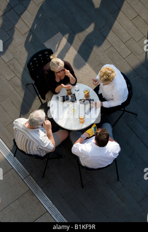 Quattro persone visto da sopra gustando un drink presso il Bar Centrale Terrazza Royal Festival Hall di Londra Foto Stock